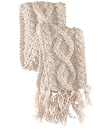 長(zhǎng)款絞花針織流蘇圍巾